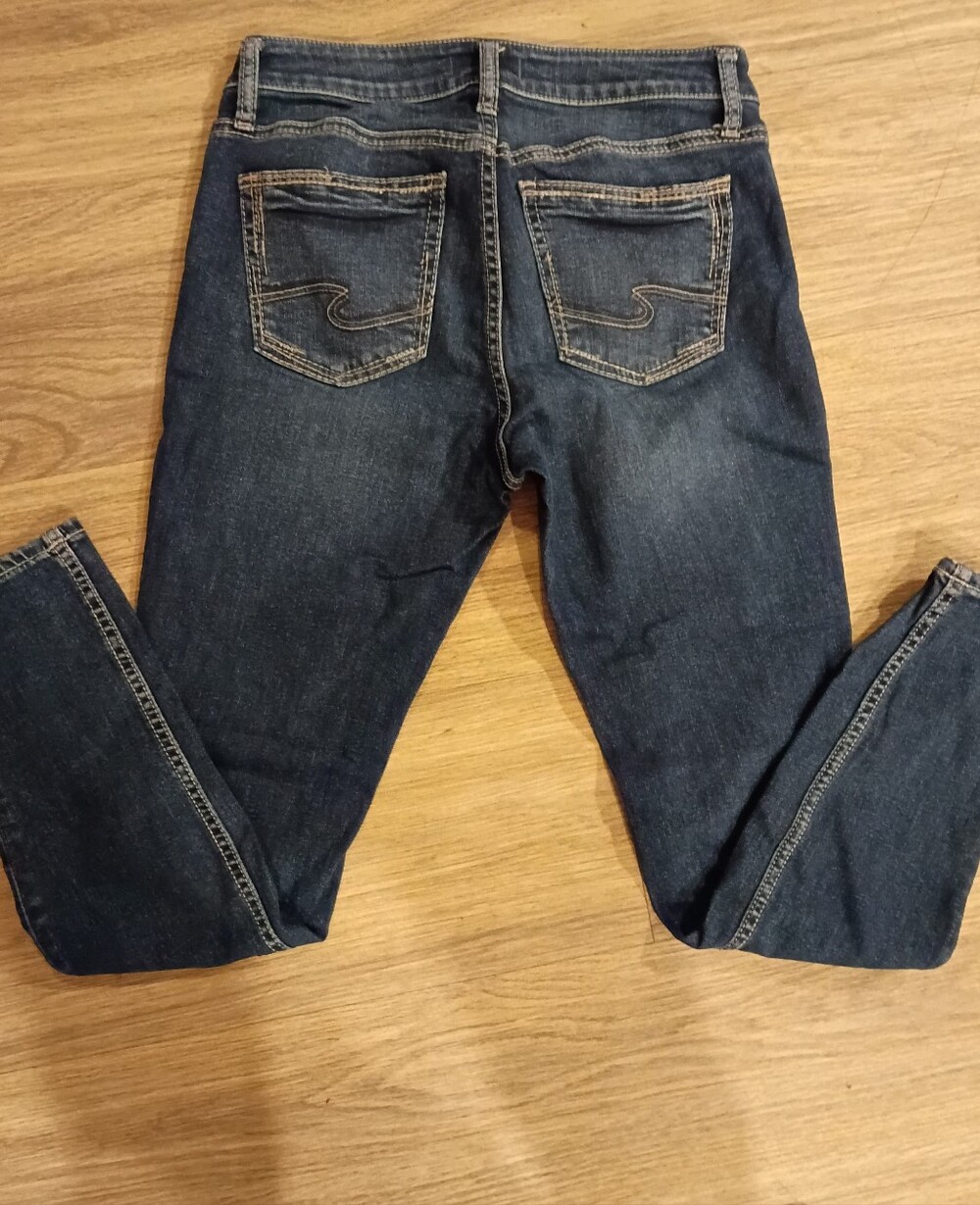 Silver Women's Skinny Stretch Jeans in Dark Blue Wash